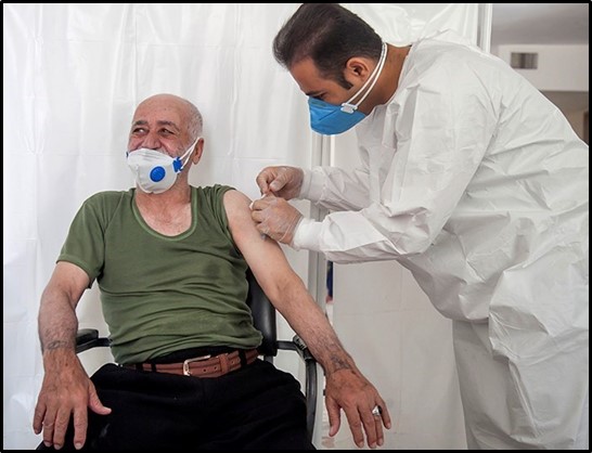 An elderly man in Kermanshah is vaccinated